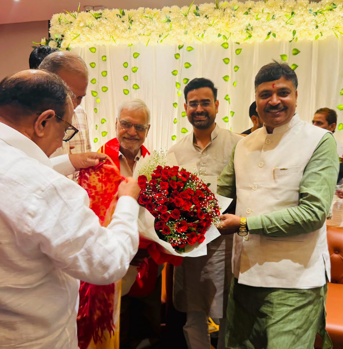 RamniwasGawriya's tweet photo. आज कांस्टीट्यूशन क्लब, जयपुर पहुँचकर राजस्थान विधानसभा के पूर्व अध्यक्ष आदरणीय श्री सी.पी. जोशी जी को जन्मदिवस की बधाई एवं शुभकामनाएँ प्रेषित की।

ईश्वर आपको स्वस्थ, सुदीर्घ एवं खुशहाल जीवन प्रदान करे।
@drcpjoshi https://t.co/hdeYKtLY8i