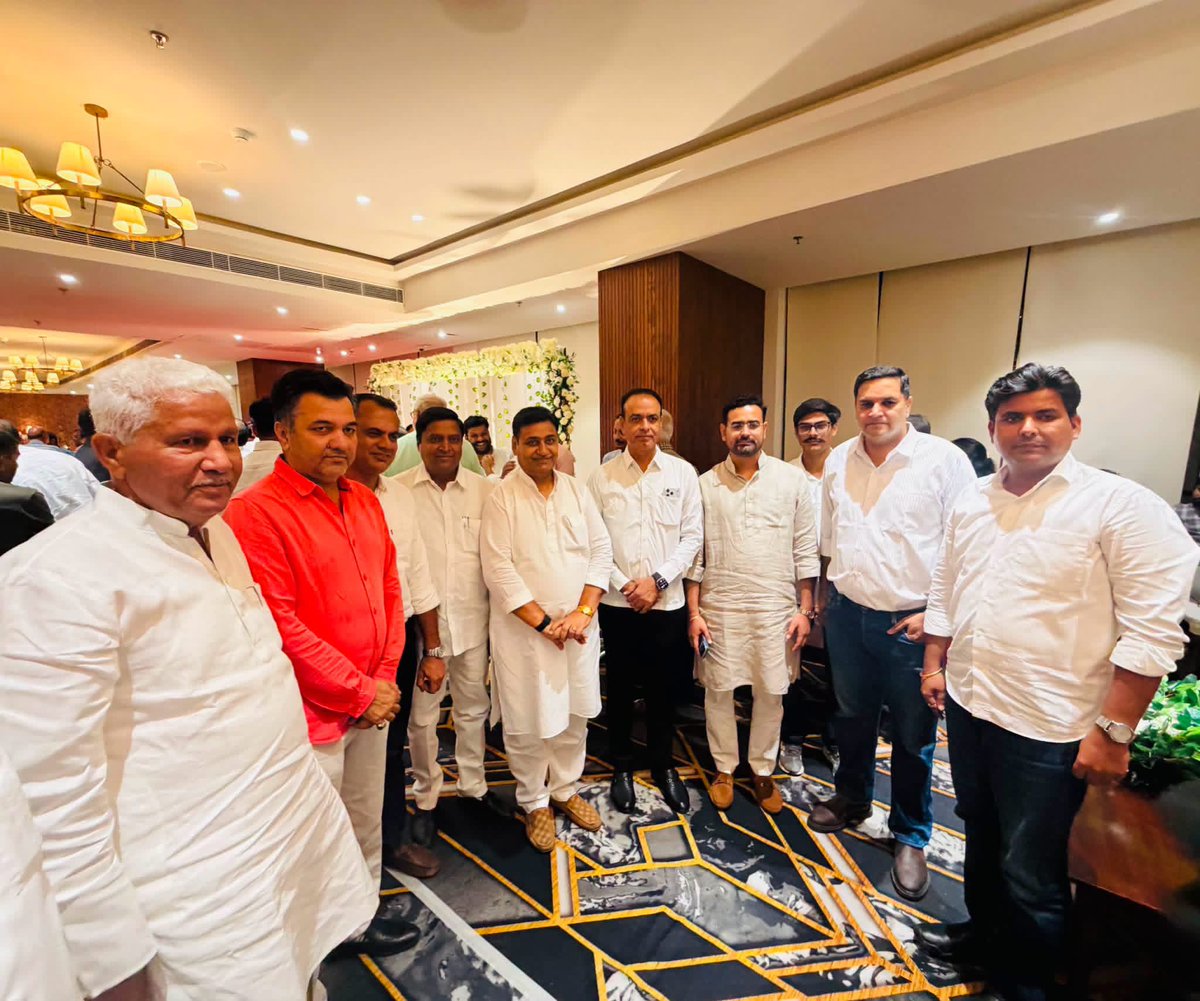 RamniwasGawriya's tweet photo. आज कांस्टीट्यूशन क्लब, जयपुर पहुँचकर राजस्थान विधानसभा के पूर्व अध्यक्ष आदरणीय श्री सी.पी. जोशी जी को जन्मदिवस की बधाई एवं शुभकामनाएँ प्रेषित की।

ईश्वर आपको स्वस्थ, सुदीर्घ एवं खुशहाल जीवन प्रदान करे।
@drcpjoshi https://t.co/hdeYKtLY8i