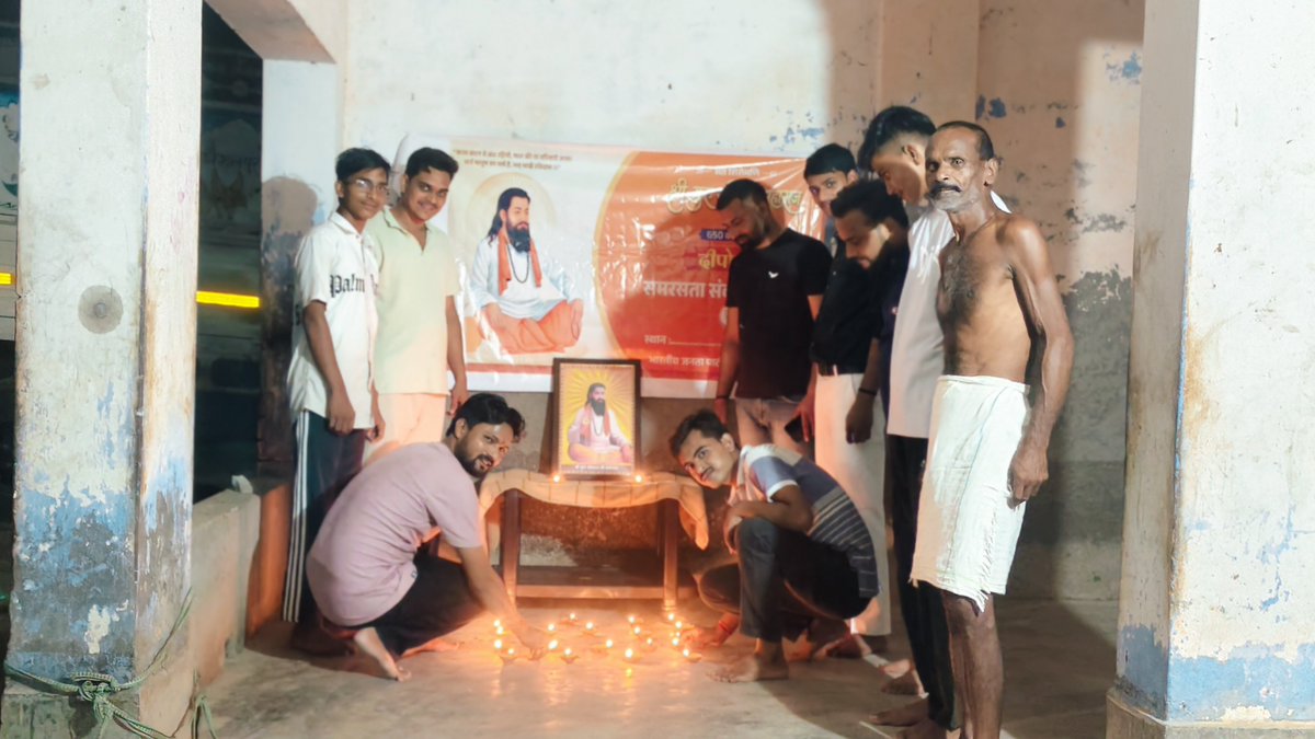 VineetBjp41's tweet photo. आज लहरपुर नगर मंडल के टांडा सालार स्थित प्राचीन शिव मंदिर में संत शिरोमणि श्री गुरु रविदास महाराज जी की 650 वीं जयंती के उपलक्ष्य में आयो���ित 'समरसता संकल्प अभियान' के पावन अवसर पर आज शाम नगर मंडल के कार्यकर्ताओं के साथ दीप प्रज्वलित कर गुरु रविदास जी को श्रद्धा पूर्वक नमन किया। https://t.co/A0SftNVRtK