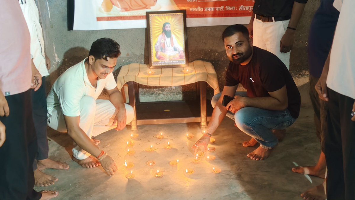 VineetBjp41's tweet photo. आज लहरपुर नगर मंडल के टांडा सालार स्थित प्राचीन शिव मंदिर में संत शिरोमणि श्री गुरु रविदास महाराज जी की 650 वीं जयंती के उपलक्ष्य में आयो���ित 'समरसता संकल्प अभियान' के पावन अवसर पर आज शाम नगर मंडल के कार्यकर्ताओं के साथ दीप प्रज्वलित कर गुरु रविदास जी को श्रद्धा पूर्वक नमन किया। https://t.co/A0SftNVRtK