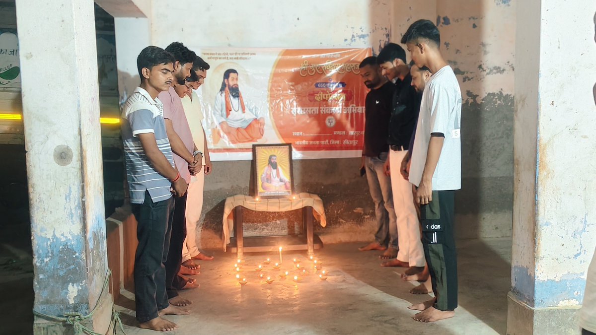 VineetBjp41's tweet photo. आज लहरपुर नगर मंडल के टांडा सालार स्थित प्राचीन शिव मंदिर में संत शिरोमणि श्री गुरु रविदास महाराज जी की 650 वीं जयंती के उपलक्ष्य में आयो���ित 'समरसता संकल्प अभियान' के पावन अवसर पर आज शाम नगर मंडल के कार्यकर्ताओं के साथ दीप प्रज्वलित कर गुरु रविदास जी को श्रद्धा पूर्वक नमन किया। https://t.co/A0SftNVRtK