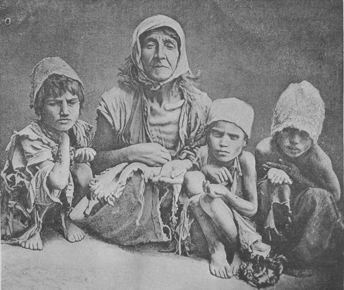 InterPercept's tweet photo. قحطی ۱۲۵۱–۱۲۴۹ در ایران. این قحطی بعد از دو سال خشکسالی شدید به جان مردم ایران افتاد. بر اساس برخی برآوردها تا ۴ میلیون نفر جان خودشون را از دست دادند. 
عکس واقعی است و مربوط به همین دوران است. به هیچ عنوان با هوش مصنوعی یا نرم‌افزارهای عکاسی تدوین و تنظیم نشده. عکاس: Charles. J. Wills 1891