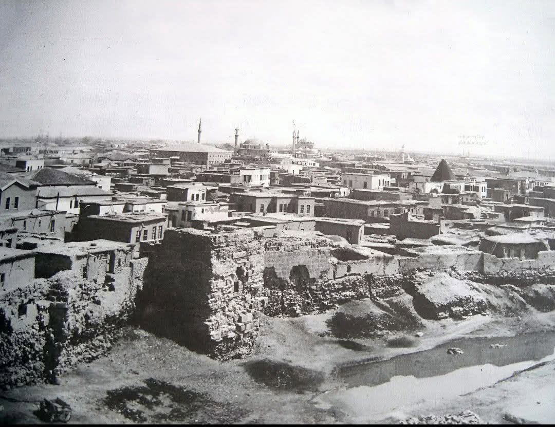 umuttgunerr's tweet photo. Selçuklu başkenti Konya'nın orta çağ dış surları yıkılmadan önce çekilmiş nadide bir fotoğraf, 1900. https://t.co/pd9DFscHV0
