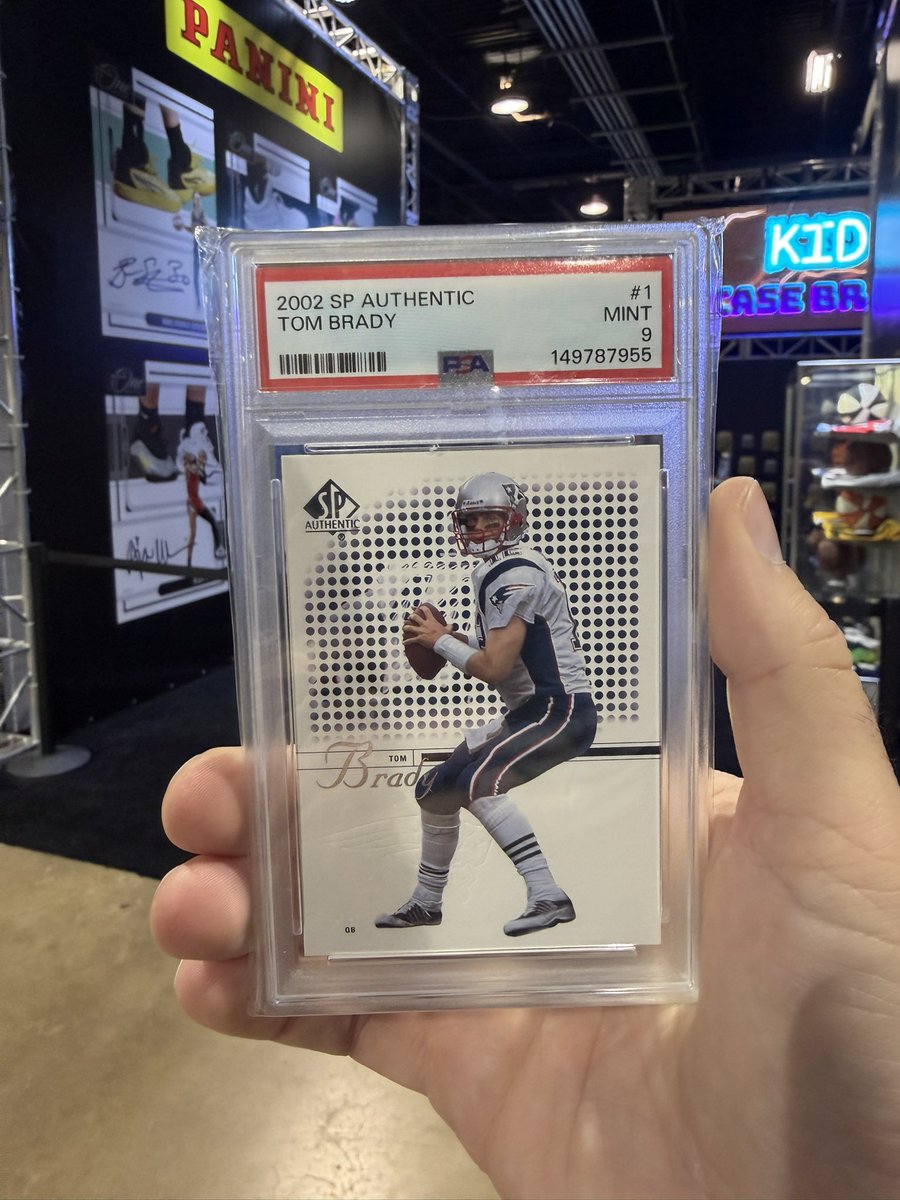 vaultedicons's tweet photo. First pickup at the national. Low end #tombrady but a cool looking card 

#thenational #nfl #footballcards https://t.co/UrMh0kDVZE