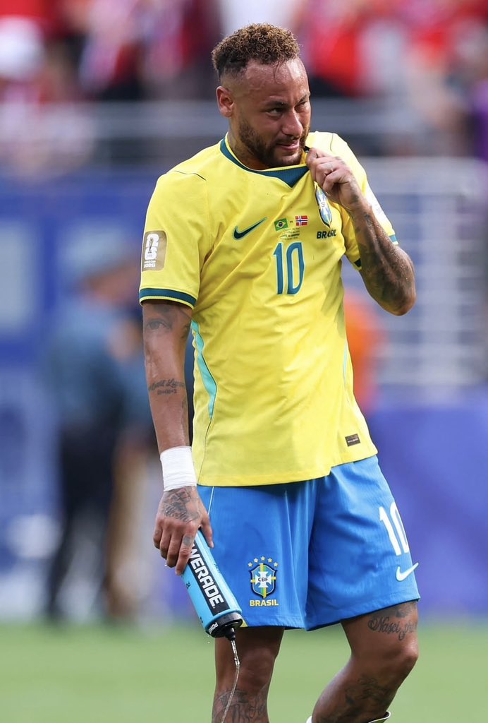 PrinceUk7pps's tweet photo. Neymar accused Carlo Ancelotti of being disrespectful towards him and revealed the reason he is leaving the Brazil national team.

🗣️ Neymar: “I always said I wanted to retire from the national team after winning the World Cup, which has always been my dream. But Carlo Ancelotti was disrespectful towards me during the last World Cup. I was fit throughout the tournament, but he kept telling me that I wasn’t and that I needed to train more. He refused to start me in crucial games, and that really hurt my feelings.

With him still being the coach, I realize I can never play for Brazil again because of his disrespect, so it’s best for me to retire.”