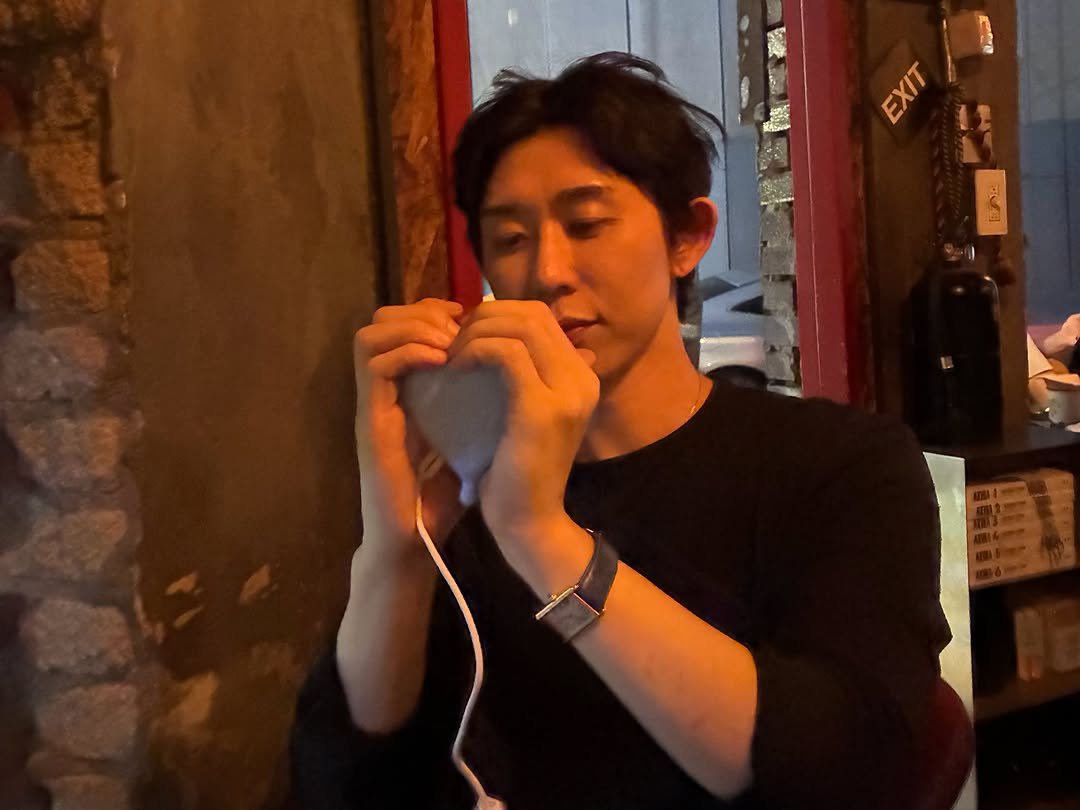 Codekeunst's tweet photo. If you ever wonder what i'm like off stage, it's probably this. https://t.co/hhsDNX9qNP