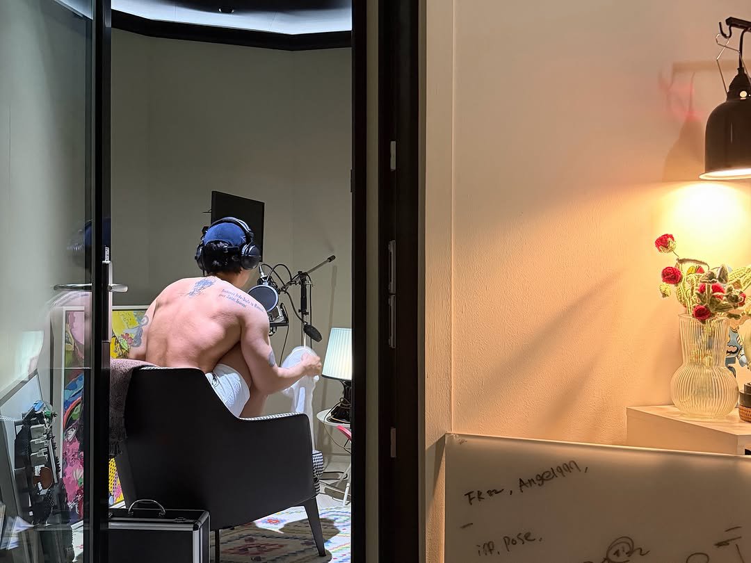 Codekeunst's tweet photo. If you ever wonder what i'm like off stage, it's probably this. https://t.co/hhsDNX9qNP