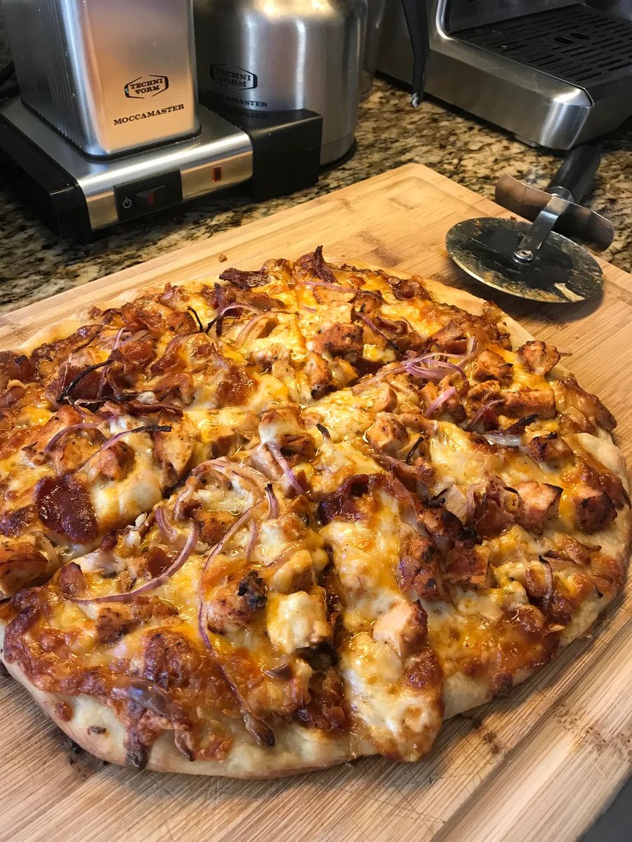 FoodPleaser's tweet photo. Homemade BBQ Chicken Pizza 🍗 🍕 https://t.co/j4rUlLzzTg