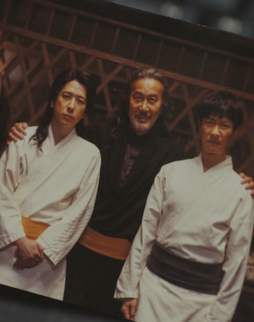 lyo1014's tweet photo. まだ複雑な気持ちでいるからか、真顔の乃木に、拗ねているせいで少し不機嫌そうなノコル。
2人ともどことなく父親の面影があって、血が繋がっていなくても本当の兄弟に見える。
その真ん中で、1人だけとても嬉しそうに笑っているベキ。

本当に素敵な「家族写真」だなって、しみじみ思った🥹 https://t.co/ZCb4m1c5XF
