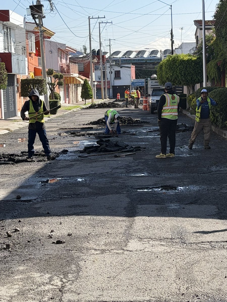 lawxavi's tweet photo. Desde que amanece trabajando!! Bien por trabajador@s  Ayuntamirento@Puebla https://t.co/gvYNy0lKO2