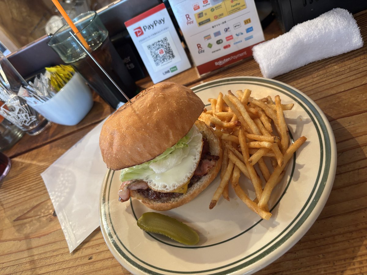 miru999's tweet photo. 昨日ハンバーガー食べた！
美味かったぞ！ https://t.co/A4dnUGBjy6