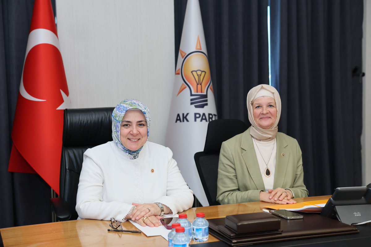 meryemgoka's tweet photo. 📍AK Parti Genel Merkez

Genel Merkez Kadın Kolları Başkanımız Sayın @tugbaisikercan ’ın başkanlığında, 81 İl Kadın Kolları Dış İlişkiler Başkanlarımızla istişare ve değerlendirme toplantımızı gerçekleştirdik.

Toplantımızda, uluslararası alanda yürüttüğümüz çalışmalar ile önümüzdeki döneme ilişkin faaliyetlerimizi değerlendirdik. 

Dış ilişkiler alanındaki çalışmaların daha etkin ve verimli yürütülmesine yönelik görüş alışverişinde bulunarak yol haritamızı istişare ettik.

@AKKADINGM
@AKPartyForeign 
@aktanitimkonya