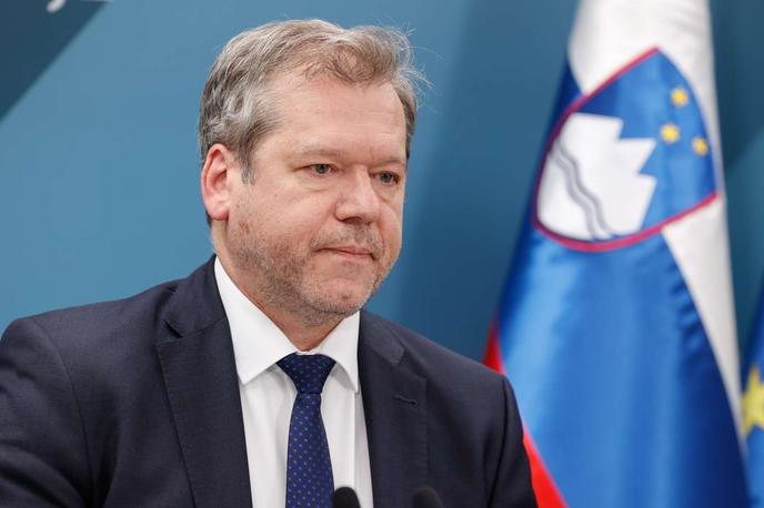 Kucko_Prucko's tweet photo. Ga kdo pozna? Ste ga kdaj videli na TV?
Dr. Igor Papič je bil 4 leta minister za visoko šolstvo, znanost in inovacije. Ne spomnim se, da bi ga  kdaj videl. Če se motim, me popravite.

Golob je imel v svoji ekipi samo pofel ali pa popolne anonimneže.
Zato pa smo tu, kjer smo. https://t.co/EDZa2DdwCJ