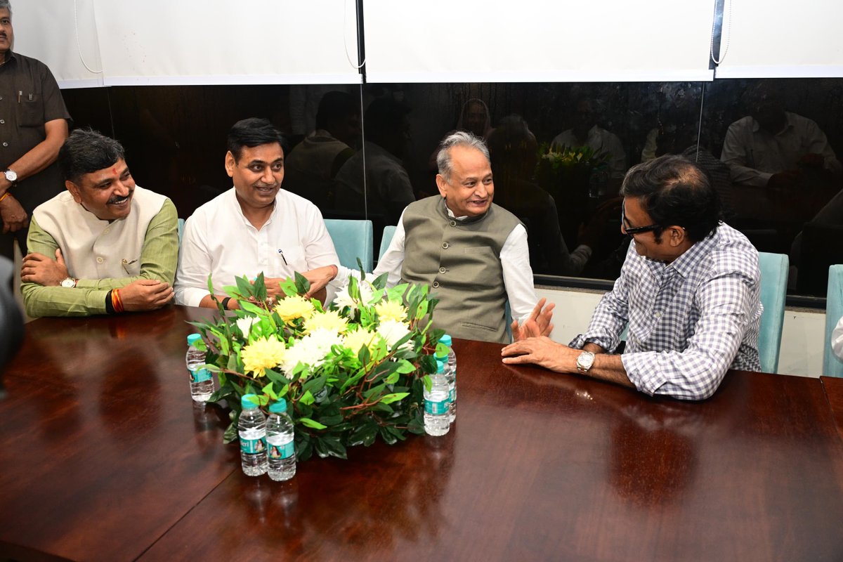 TikaRamJullyINC's tweet photo. कांग्रेस के वरिष्ठ नेता, राजस्थान विधानसभा के पूर्व अध्यक्ष आदरणीय डॉ. सी.पी. जोशी जी के जन्मदिवस पर आयोजित कार्यक्रम में शामिल होकर उन्हें जन्मदिवस की शुभकामनाएँ एवं बधाई प्रेषित की l
@drcpjoshi https://t.co/kQSPmYRsGf