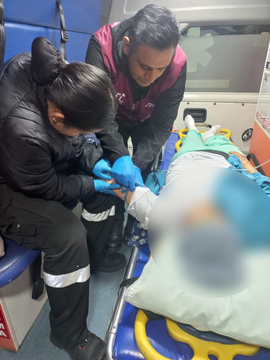 istcre's tweet photo. #ReporteDeAtenciónISTCRE 🚑

Atendimos a un paciente que sufrió una caída desde su propia altura. Tras la valoración prehospitalaria e inmovilización, fue trasladado al Hospital Carlos Andrade Marín, donde se confirmó una fractura de cadera.

📞 Emergencias: 9-1-1.

#ISTCRE https://t.co/Tfanh3zNJ3