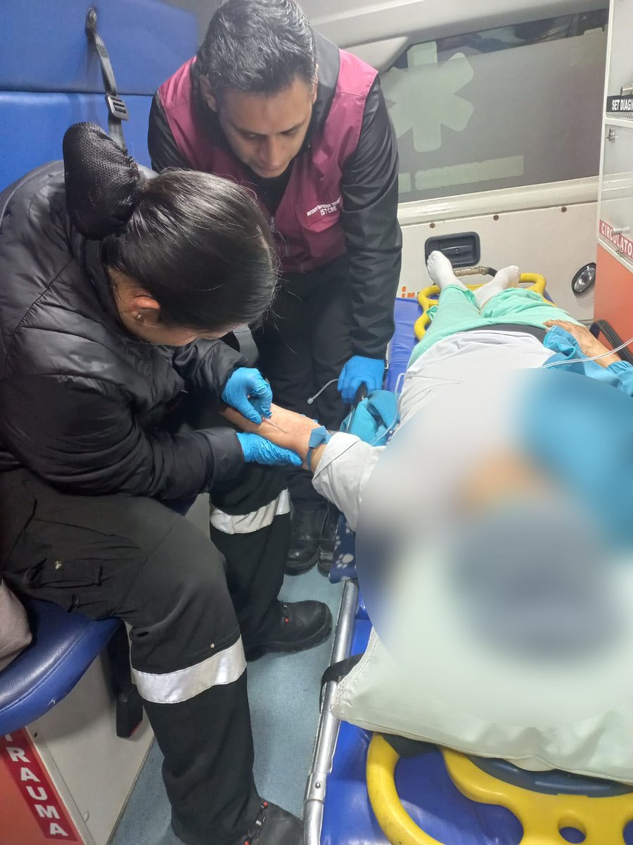 istcre's tweet photo. #ReporteDeAtenciónISTCRE 🚑

Atendimos a un paciente que sufrió una caída desde su propia altura. Tras la valoración prehospitalaria e inmovilización, fue trasladado al Hospital Carlos Andrade Marín, donde se confirmó una fractura de cadera.

📞 Emergencias: 9-1-1.

#ISTCRE https://t.co/Tfanh3zNJ3