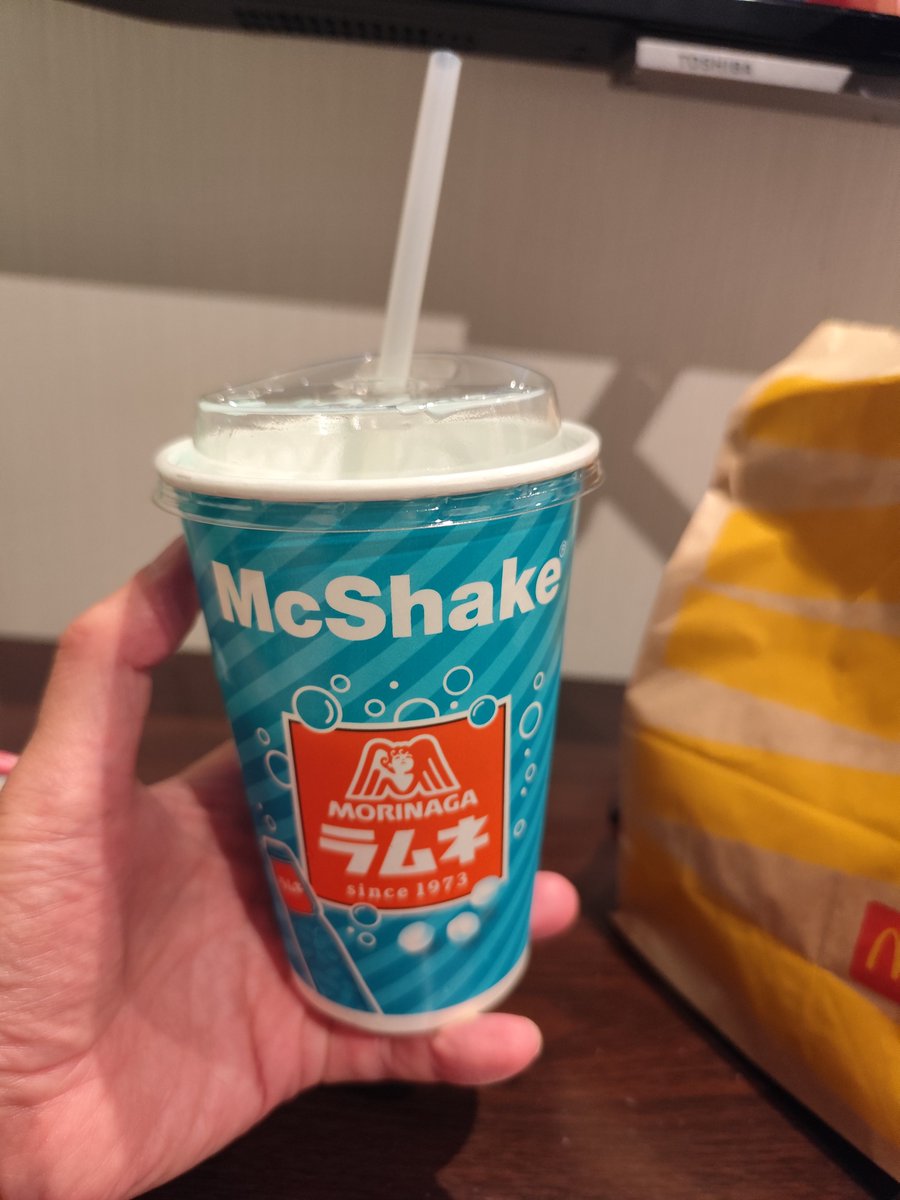 kan_ruka's tweet photo. 深夜にマック食べるなんて、今回の旅行は我ながらやりたい放題だな😹 https://t.co/ohuxpveBrn