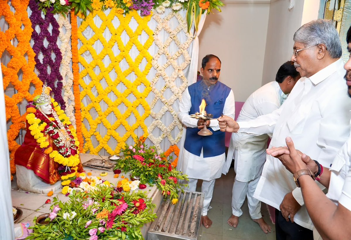 ChDadaPatil's tweet photo. गुरुपौर्णिमेचे औचित्य साधून आज कोथरूड येथील शास्त्रीनगर येथे 'श्री साई मित्र मंडळ' आणि 'साईज्योत प्रतिष्ठान' यांच्या संयुक्त विद्यमाने श्री साईबाबांच्या भव्य आरतीचे आयोजन करण्यात आले होते. 

या भक्तिमय सोहळ्याला उपस्थित राहून साई बाबांच्या आरतीचा लाभ घेतला व उपस्थित सर्व भाविकांना गुरुपौर्णिमेच्या मंगलमय शुभेच्छा दिल्या.

​या प्रसंगी साईज्योत प्रतिष्ठानचे अध्यक्ष कैलास मोहोळ, कार्याध्यक्ष सचिन पवार, नगरसेविका रुपाली पवार, विश्वास मुरकुटे, वैभव मुरकुटे यांच्यासह मंडळाचे सर्व पदाधिकारी, कार्यकर्ते आणि स्थानिक नागरिक मोठ्या संख्येने उपस्थित होते.

📍२९ जुलै २०२६, कोथरूड 

​#GuruPurnima #SaiBaba  #GuruVandana #Kothrud #Pune #ShastriNagar #SaiJyotPratishthan

@BJP4Maharashtra @BJP4PuneCity