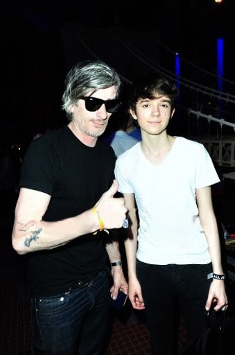 madeon's tweet photo. Kavinsky.
💔

Yesterday I was going through my CD copy of OutRun, amazed by the vibrancy of his universe…
I remember reading all the updates about him on French Touch Forum as a teen and how nervous I was when I finally got to meet him.

Sending love to his friends and family.

🇫🇷