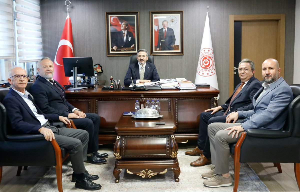 AhmetAYDIN_02's tweet photo. TMMOB Maden Mühendisleri Odası Genel Başkanı Ayhan YÜKSEL, Zonguldak Şube Başkanı Levent YAĞCIOĞLU, Türkiye 24. Uluslararası Kömür Kongresi ve Sergisi Yürütme Kurulu Başkanı Nevzat ÜNLÜ ile Yönetim Kurulu Üyesi Doç. Dr. Serdar YILMAZ’ı Bakanlığımızda misafir ettik. .

Madencilik sektörümüzün geleceği, iş sağlığı ve güvenliği, mesleki gelişim ile Türkiye 24. Uluslararası Kömür Kongresi ve Sergisi kapsamında yürütülen çalışmalara ilişkin verimli istişarelerde bulunduk.

Nazik ziyaretleri için kendilerine teşekkür ediyor, çalışmalarında başarılar diliyorum.