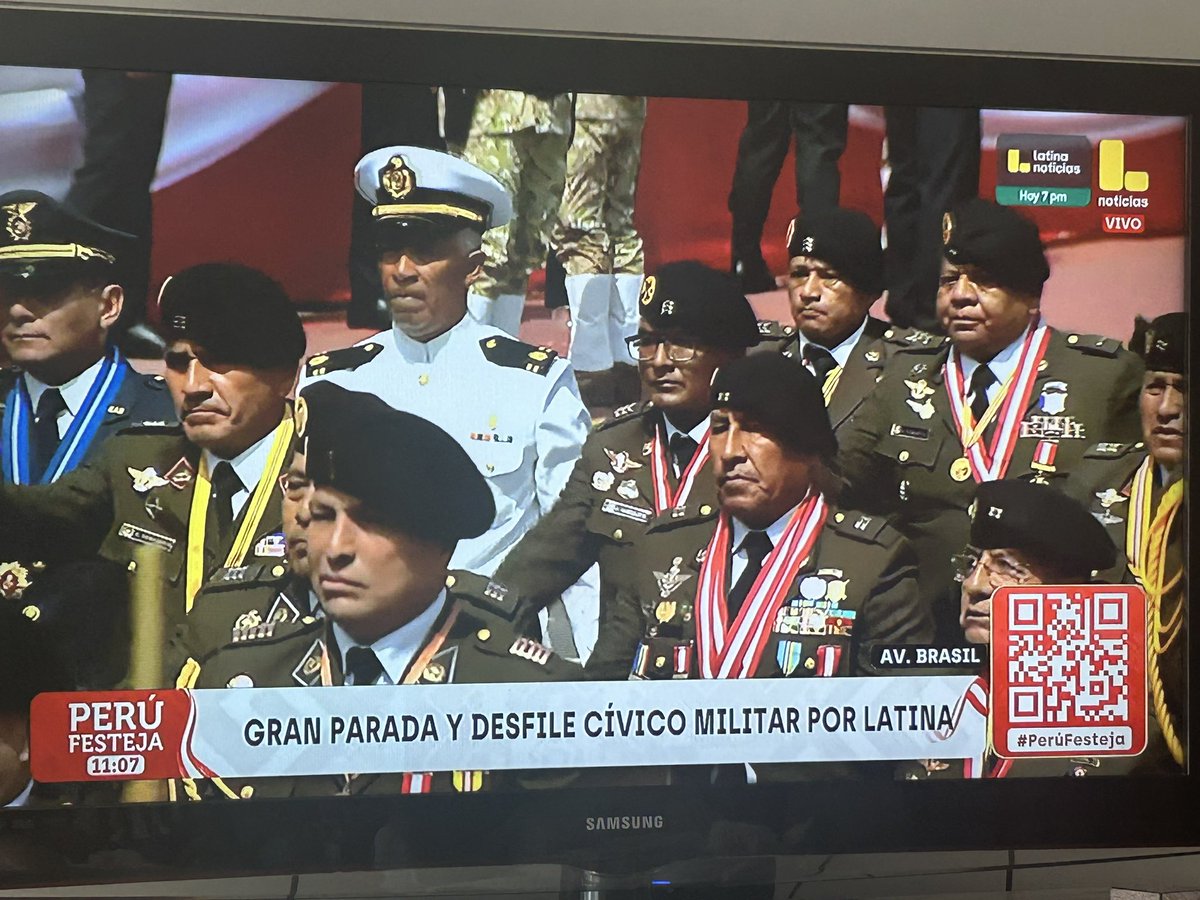 GeneralDelAire1's tweet photo. Ya que están pasando los veteranos de la campaña del Cenepa, un minuto de silencio por aquellos que murieron peleando contra Ecuador solamente para que Alberto Fujimori les regale territorio en 1998 por las puras.

#PerúFesteja https://t.co/9802ZyMGib