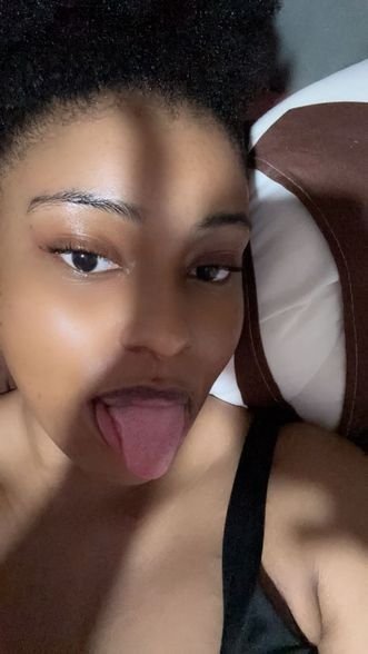 UselessNigerian's tweet photo. Am feeling so Cold 🥶🥹
  Is anyone active to keep me warm 🔥 Let's get Freaky😜🫦 https://t.co/xS4SuZldUc