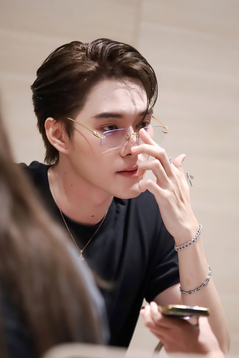 piggy_milktea's tweet photo. แว่นมานี่มา 😶😶 @Hirunkit_

SKYNANI SMYLENEONA FANSIGN

#งานมหกรรมนิยายนานาชาติ2026xSkyNani 
#hirunkit_ https://t.co/3leuAhOhzQ