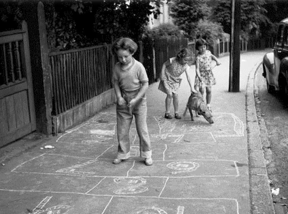 MadisonontheAir's tweet photo. Who *didn't* play hopscotch? Loved to draw on the sidewalks with chalk. But we had certain neighbors that it was a capital crime to use chalk in front of their houses. π³
#OldTimeRadio #AudioFiction #AudioDrama #fictionpodcast #madisonontheair https://t.co/bPuux2mCF8