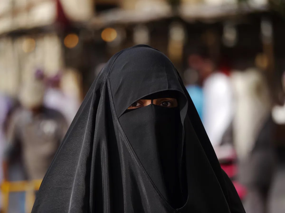 BastionMediaFR's tweet photo. 🔴🇵🇹 𝗙𝗟𝗔𝗦𝗛 𝗜𝗡𝗙𝗢 — Le Parlement portugais a définitivement adopté une loi interdisant le port de la burqa et du niqab dans les espaces publics, au nom de la sécurité et de l’ordre public.

Le texte prévoit des amendes allant jusqu’à 3 000 € en cas de violation intentionnelle.

(Sources : Parlement portugais / The Portugal News)