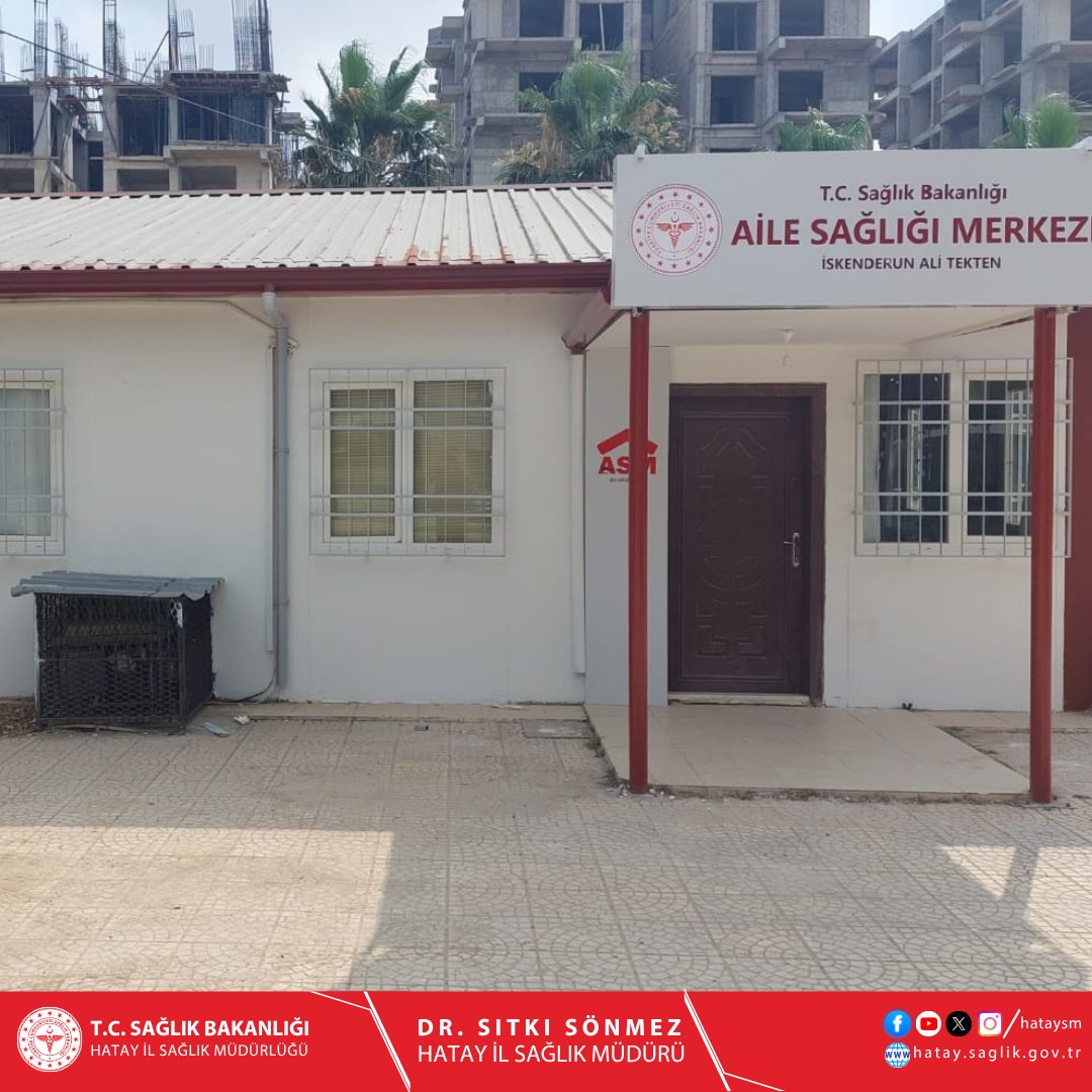 hataysm's tweet photo. Hatay İl Sağlık Müdürlüğü'nden İskenderun Ali Tekten Aile Sağlığı Merkezi'nin Yenilenmesi Hakkında Açıklama

Hatay İl Sağlık Müdürlüğü olarak, Destek Hizmetleri Başkanlığımızın koordinasyonu ve katkılarıyla sağlık tesislerimizde yürütülen fiziki iyileştirme çalışmaları tüm hızıyla devam etmektedir. Bu kapsamda, İskenderun Ali Tekten Aile Sağlığı Merkezi'nin boya, tadilat ve yenileme çalışmaları tamamlanmıştır.

Yenileme çalışmalarıyla hizmet binamızın iç ve dış alanlarında modern bir görünüm sağlanmış, fiziki düzenlemeler sayesinde aile sağlığı merkezi vatandaşlarımız için daha konforlu hale getirilmiştir. Hatay İl Sağlık Müdürlüğü, sağlık çalışanlarımızın çalışma kalitesini artırırken vatandaşlarımızın da en yüksek standartta hizmet almasını önemsemektedir.

Sağlık hizmetini konforlu şartlarda sunmak adına yatırımlarımıza ve yenileme çalışmalarımıza devam edeceğimizi belirtir, yenilenen Ali Tekten Aile Sağlığı Merkezi'nin ilçemize ve halkımıza hayırlı olmasını dileriz. Hatay İl Sağlık Müdürlüğü olarak, tüm sağlık tesislerimizde fiziki altyapıyı güçlendirme çalışmalarımızı kararlılıkla sürdüreceğimizi saygıyla duyururuz.