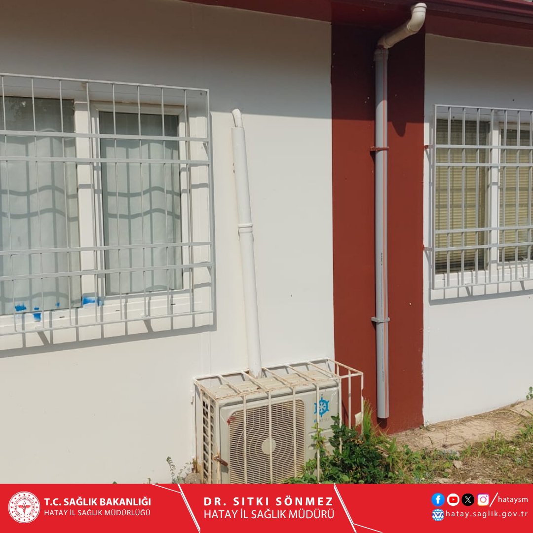 hataysm's tweet photo. Hatay İl Sağlık Müdürlüğü'nden İskenderun Ali Tekten Aile Sağlığı Merkezi'nin Yenilenmesi Hakkında Açıklama

Hatay İl Sağlık Müdürlüğü olarak, Destek Hizmetleri Başkanlığımızın koordinasyonu ve katkılarıyla sağlık tesislerimizde yürütülen fiziki iyileştirme çalışmaları tüm hızıyla devam etmektedir. Bu kapsamda, İskenderun Ali Tekten Aile Sağlığı Merkezi'nin boya, tadilat ve yenileme çalışmaları tamamlanmıştır.

Yenileme çalışmalarıyla hizmet binamızın iç ve dış alanlarında modern bir görünüm sağlanmış, fiziki düzenlemeler sayesinde aile sağlığı merkezi vatandaşlarımız için daha konforlu hale getirilmiştir. Hatay İl Sağlık Müdürlüğü, sağlık çalışanlarımızın çalışma kalitesini artırırken vatandaşlarımızın da en yüksek standartta hizmet almasını önemsemektedir.

Sağlık hizmetini konforlu şartlarda sunmak adına yatırımlarımıza ve yenileme çalışmalarımıza devam edeceğimizi belirtir, yenilenen Ali Tekten Aile Sağlığı Merkezi'nin ilçemize ve halkımıza hayırlı olmasını dileriz. Hatay İl Sağlık Müdürlüğü olarak, tüm sağlık tesislerimizde fiziki altyapıyı güçlendirme çalışmalarımızı kararlılıkla sürdüreceğimizi saygıyla duyururuz.