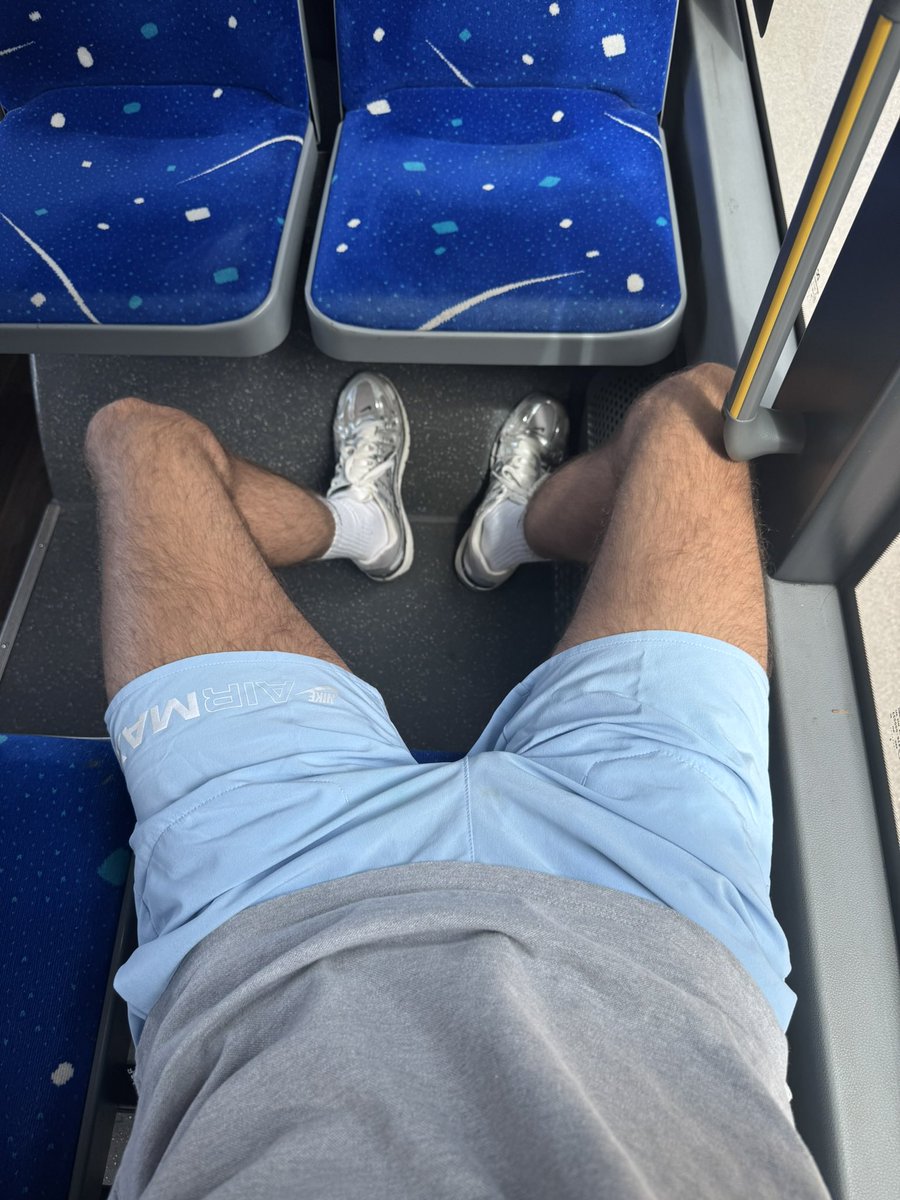 TKLA_MPL's tweet photo. Kiffeur dans les transports en commun ! Qui pourrait être à mes iepds ? 👅
#kiffeur #gay https://t.co/1v0dB4VuGF