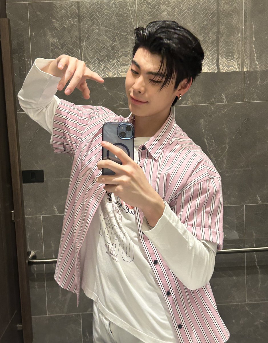 marysantte's tweet photo. คอนด้วงเสิร์ฟธีรติเวอร์ชั่นพี่โต้งงานบัสกิ้งได้ไหม หล่อทรงธงแดงแต่ข้างในเขียวขจี หัวใจปักไว้ที่ยัยเชอรี่คนเดียว ผมหงอนไก่+ตุ้มหูแบ้ดบอยสุดๆเลยอะ โคตรแพ้อะพูดตรง หล่ออออออ https://t.co/pj68bHtqzF