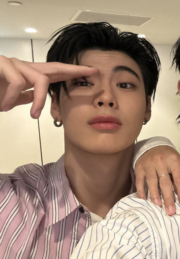marysantte's tweet photo. คอนด้วงเสิร์ฟธีรติเวอร์ชั่นพี่โต้งงานบัสกิ้งได้ไหม หล่อทรงธงแดงแต่ข้างในเขียวขจี หัวใจปักไว้ที่ยัยเชอรี่คนเดียว ผมหงอนไก่+ตุ้มหูแบ้ดบอยสุดๆเลยอะ โคตรแพ้อะพูดตรง หล่ออออออ https://t.co/pj68bHtqzF