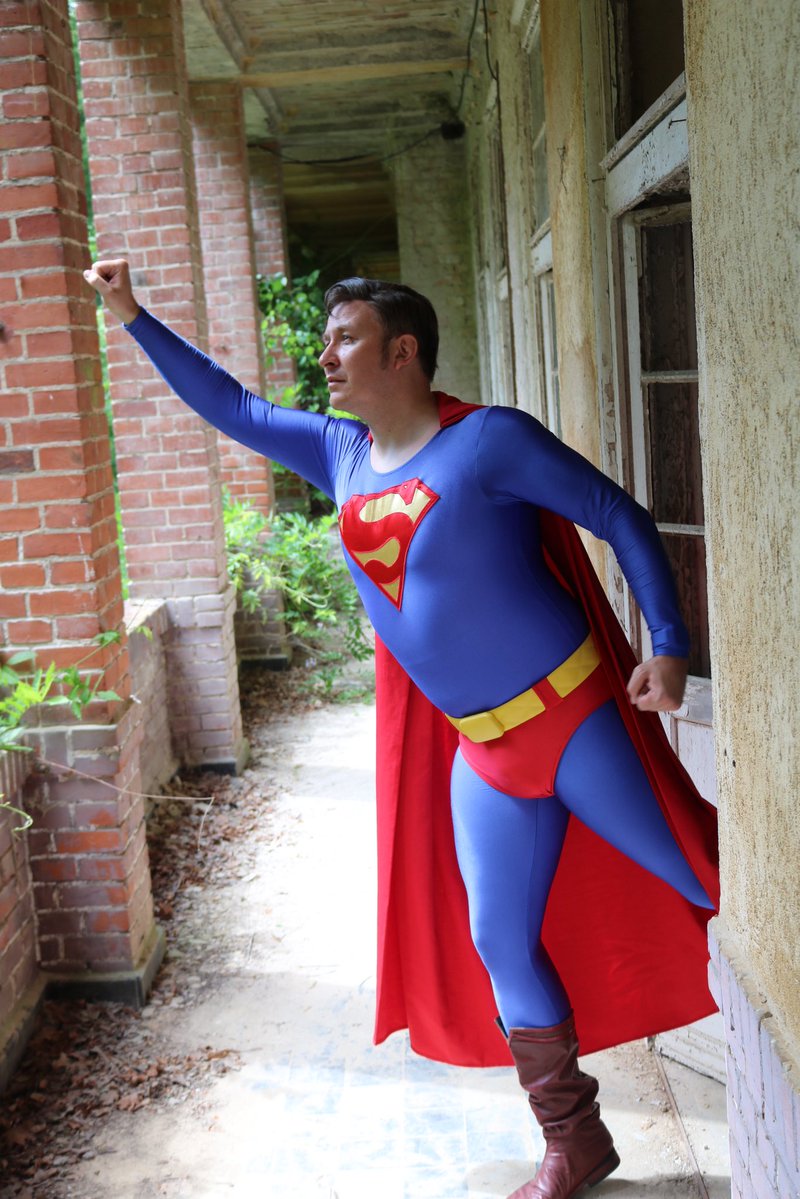 Superfavoberlin's tweet photo. Up up and away? Auf jeden Fall schon mal vor die Tür 😅
Cosplayer: @superfavocosplay
Cosplay: Superman (Lois & Clark TV series)
Suit by: C. Weiß
Pics by: @berlin_spider
#lostplace #upupandaway #superman #cosplay #lostplacesgermany https://t.co/Rrbojwbadz