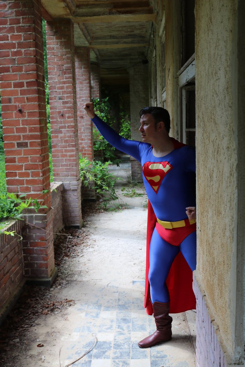 Superfavoberlin's tweet photo. Up up and away? Auf jeden Fall schon mal vor die Tür 😅
Cosplayer: @superfavocosplay
Cosplay: Superman (Lois & Clark TV series)
Suit by: C. Weiß
Pics by: @berlin_spider
#lostplace #upupandaway #superman #cosplay #lostplacesgermany https://t.co/Rrbojwbadz