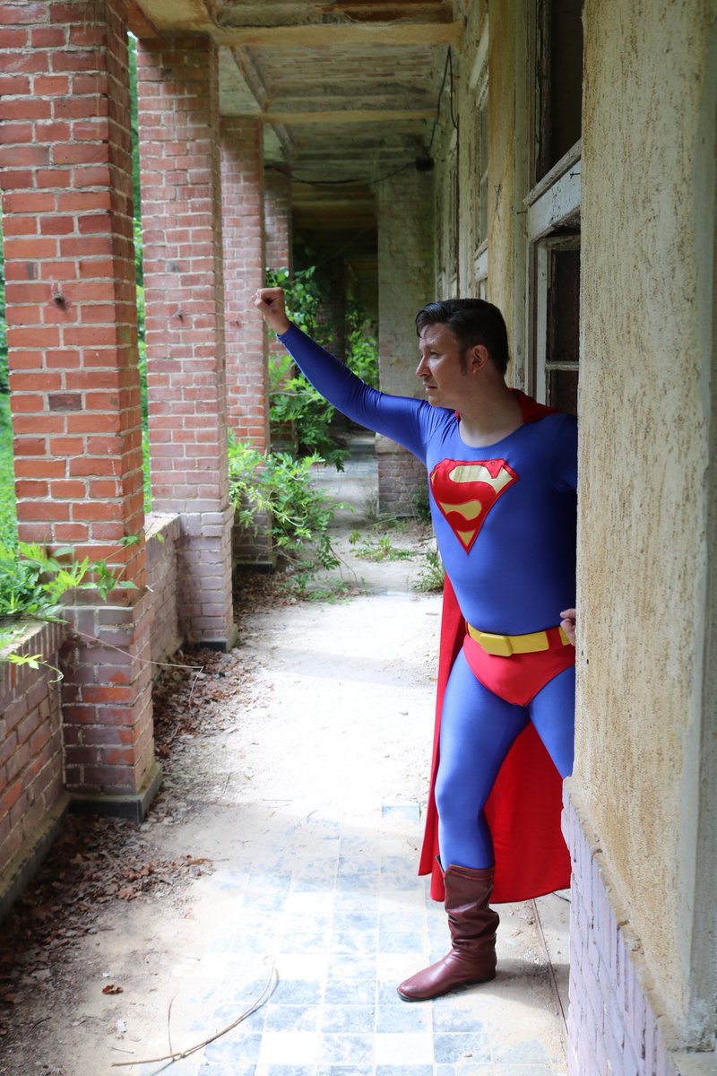 Superfavoberlin's tweet photo. Up up and away? Auf jeden Fall schon mal vor die Tür 😅
Cosplayer: @superfavocosplay
Cosplay: Superman (Lois & Clark TV series)
Suit by: C. Weiß
Pics by: @berlin_spider
#lostplace #upupandaway #superman #cosplay #lostplacesgermany https://t.co/Rrbojwbadz