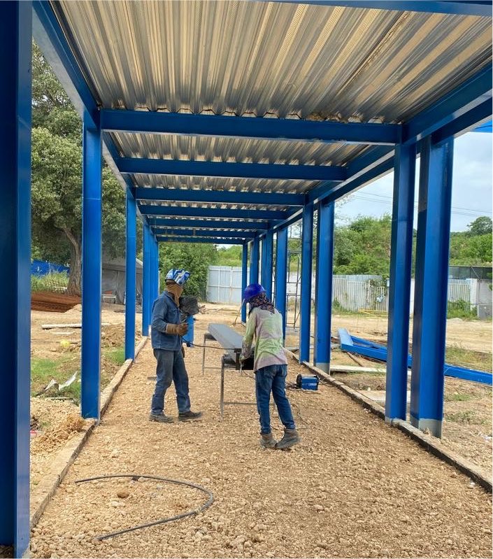YamilHAranaP's tweet photo. Les reporto cómo va la obra del megacolegio de Villanueva ✅

Aquí estudiarán 1.400 estudiantes en 33 aulas de clases, 2 laboratorios, comedor y cocina, polideportivo, biblioteca y muchos más.

Estamos trabajando en la instalación de redes internas, mampostería, fabricación e instalación de ventanas, puertas, barandas entre otros trabajos. 

Este mes alcanzaremos un 80% de avance. 

Infraestructura educativa de calidad 💪🏼