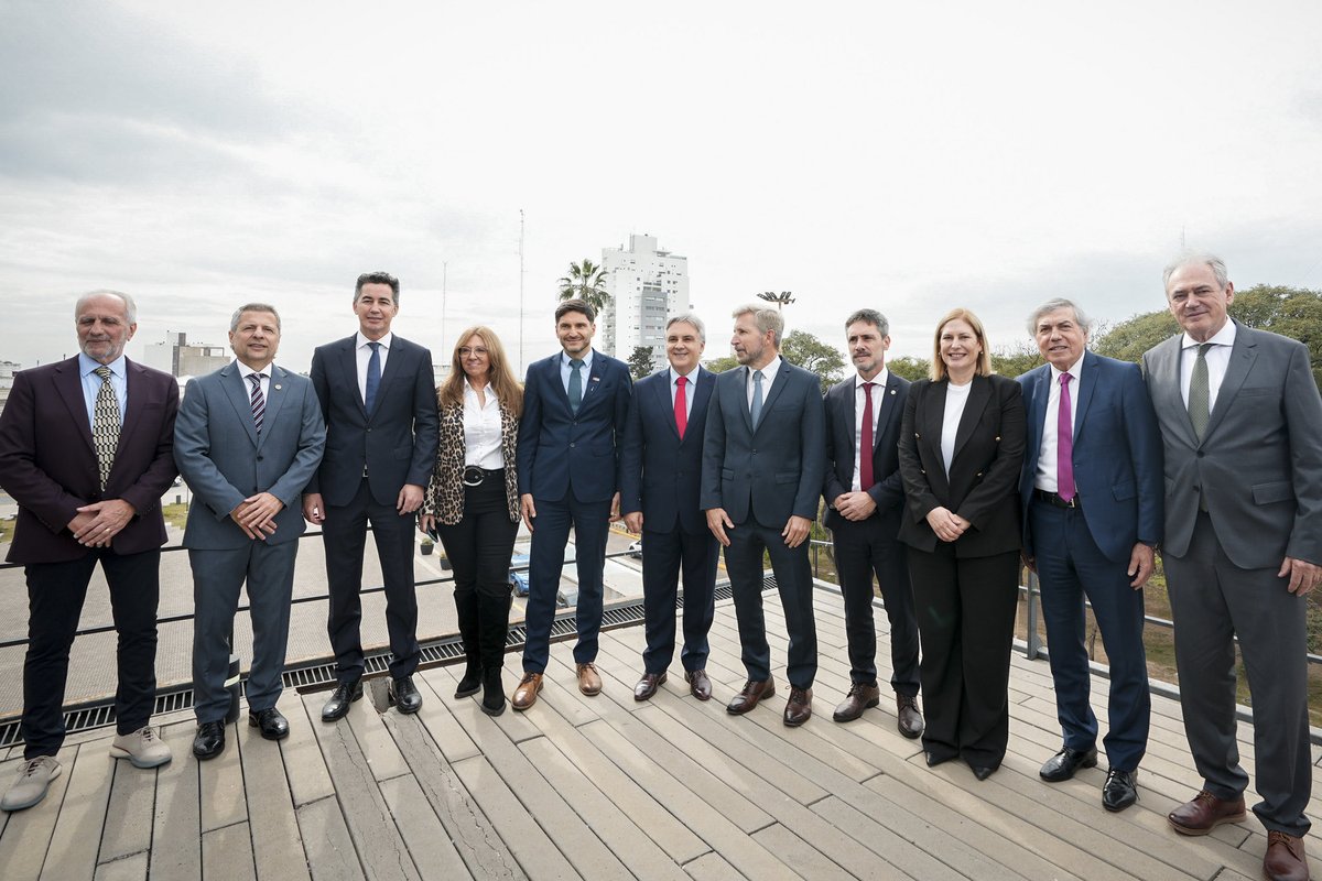 ManuelCalvoCba's tweet photo. San Francisco ya es la sede permanente de la Región Centro, un paso histórico que fortalece la integración entre Córdoba, Santa Fe y Entre Ríos.

La inauguración de la Casa de la Región Centro representa mucho más que la apertura de un edificio. Su ubicación estratégica y el potencial productivo de la ciudad la convierten en un espacio permanente para el encuentro entre gobiernos, universidades, el sector privado y la sociedad civil, impulsando una agenda de desarrollo, innovación y competitividad para toda la región.

Durante la XIX Reunión Institucional de la Región Centro, los gobernadores @martinllaryora, @maxipullaro y @frigeriorogelio ratificaron una agenda común para defender al interior productivo, promover la eliminación de las retenciones, impulsar una nueva Ley Federal de Biocombustibles, fortalecer la infraestructura estratégica y seguir profundizando la integración entre las tres provincias.

La #RegiónCentro demuestra que el federalismo se fortalece cuando las provincias trabajan de manera articulada, construyen consensos y defienden una agenda común para impulsar el desarrollo, la producción y más oportunidades para nuestra gente.

#SanFrancisco #Córdoba #SantaFe #EntreRíos