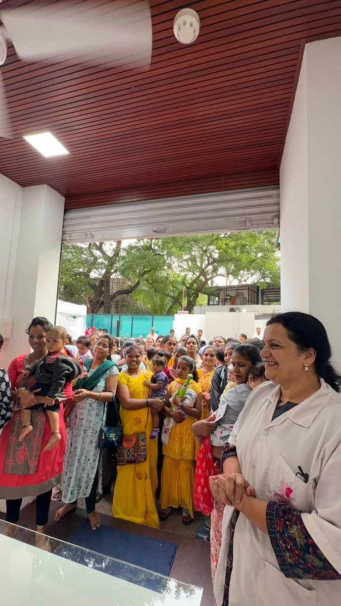 ChDadaPatil's tweet photo. आज कोथरूड येथे गुरुपौर्णिमेचे औचित्य साधून 'सखी-सुखदा वुमन वेल्फेअर फाऊंडेशन'तर्फे नोंदणीकृत बालकांच्या उज्ज्वल भविष्यासाठी एका विशेष बचत योजनेचा शुभारंभ करण्यात आला.

या उपक्रमांतर्गत तब्बल २०० बालकांची नवीन बचत खाती उघडण्यात आली आहेत.​या सामाजिक उपक्रमादरम्यान संस्थेच्या संचालिका सौ. स्मिता पाटील यांच्या शुभहस्ते सर्व लाभार्थी बालकांना त्यांच्या बचत खात्यांच्या पासबुकचे अधिकृतरित्या वितरण करण्यात आले. 

बालकांमध्ये लहान वयापासूनच बचतीची सवय रुजावी आणि त्यांच्या भविष्यातील शिक्षणाला व प्रगतीला हातभार लागावा, या उद्देशाने राबवण्यात आलेला हा स्तुत्य उपक्रम यशस्वीरित्या पार पडला.
​
📍२९ जुलै २०२६, कोथरूड 

#Kothrud #GuruPurnima #SakhiSukhdaFoundation #ChildWelfare  #SavingScheme #SocialService

@BJP4Maharashtra @BJP4PuneCity