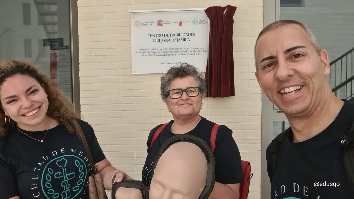 edusqo's tweet photo. Hoy, en la inauguración del Centro de Habilidades de @UMU Cirujana Doña Jamila hemos ido con todo: entrenamiento, simulación y seguridad del paciente con tecnología y métodología: #FioNA, modelos anatómicos y realidad virtual en #AnatomíaPatológica y metodología
#MedEd #SegPac https://t.co/Z3C32QaNzo