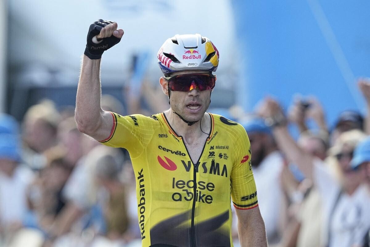 lequipe's tweet photo. Wout Van Aert reprend par un succès sur la première étape du Tour du Danemark dans un sprint en petit comité

➡️ https://t.co/oQzXhnfI1J https://t.co/Brw0kKud73