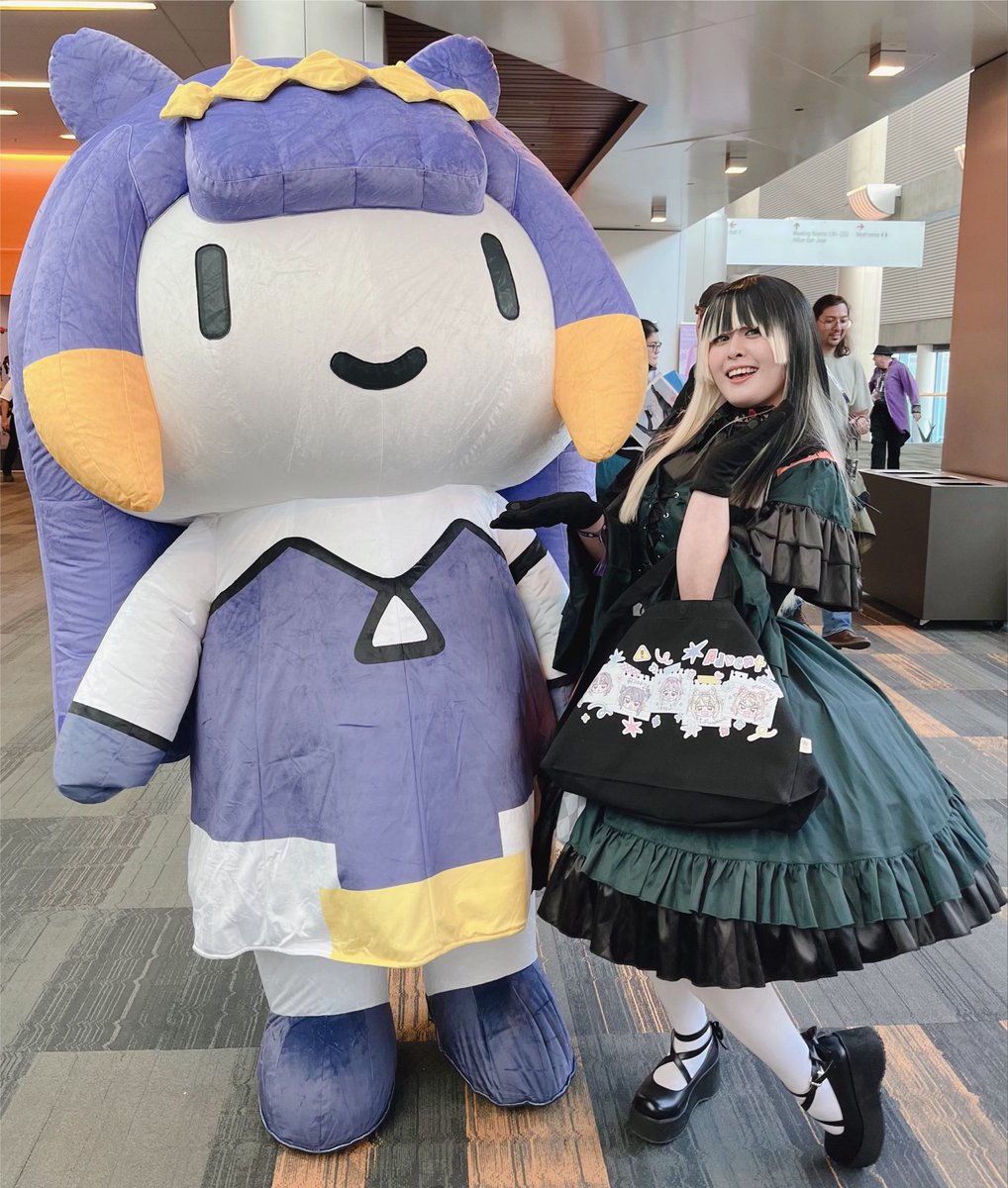 paajiaamaa's tweet photo. I met @BigSmolIna at Offkai this weekend!! And there was no crowbar in sight~ Lucky🌟

One day I want to see a museum of Ina’s artwork, including adventures of smol myth!!🙂‍↕️ https://t.co/Zqq5q2DgiO