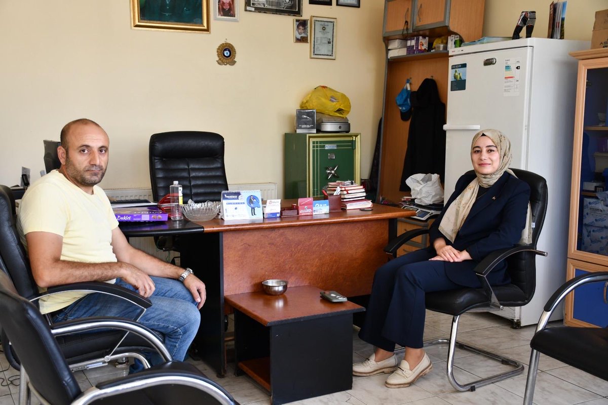 DavidAnheuser's tweet photo. @kurmayalbay1917 Jandarma her ne kadar iç işlerine bağlı olsa da makama saygı olmalıdır kanunen o teğmenden daha yetkili olabilir lakin oturmaması gerekiyor nezaketen daha önceki geçmiş ziyaretlerine bakarsanız hep askerlerin makam koltuğuna otururken esnaf ziyaretinde felan karşılıklı oturuyor https://t.co/qhWRT2mfzb