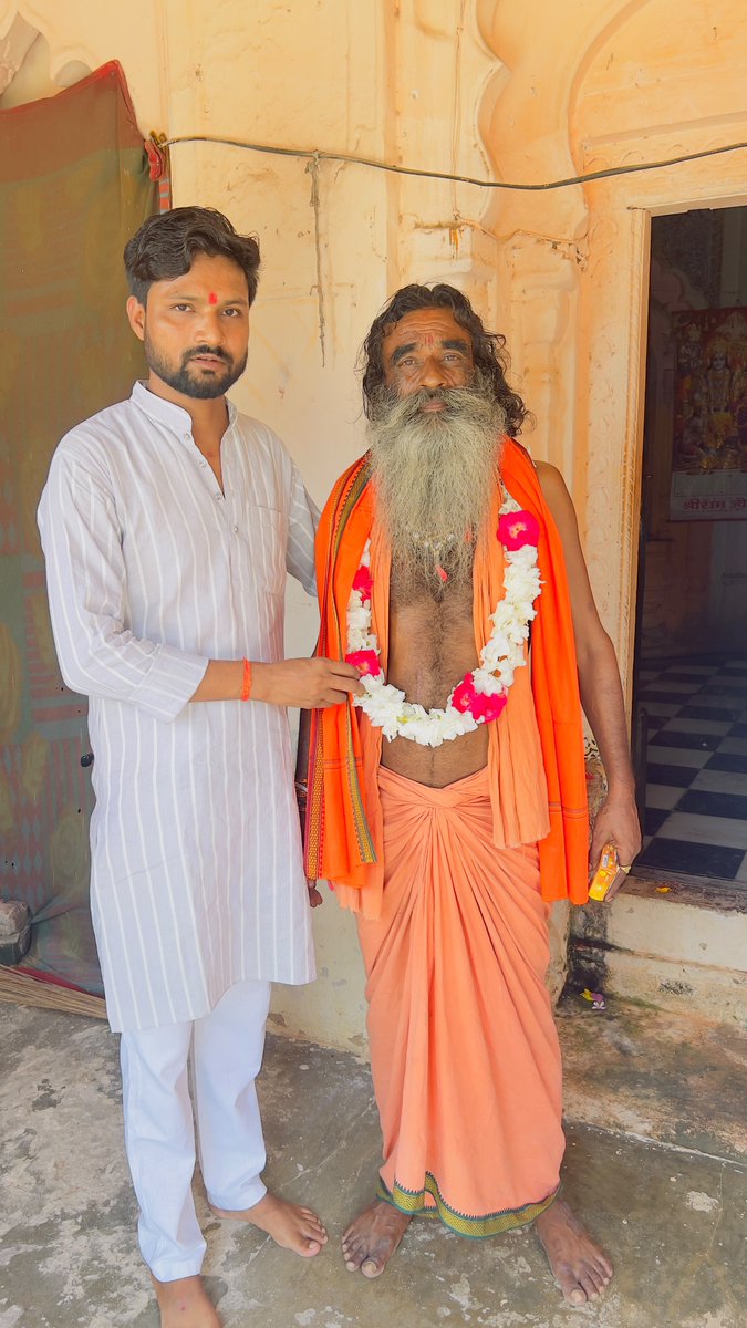 VineetBjp41's tweet photo. गु��ु पूर्णिमा के पावन अवसर पर आज नगर स्थित प्राचीन शिवाला मंदिर में पूजा अर्चना किया, संत रविदास जी महाराज के चित्र पर पुष्पांजलि अर्पित कर मंदिर के संत को अंगवस्त्र , पटका पहनाकर  गुरु पूर्णिमा के पावन अवसर पर सम्मान क���या।

#विनीत_जायसवाल
नगर अध्यक्ष भाजपा 
लहरपुर नगर, सीतापुर https://t.co/kIV9fCHREH