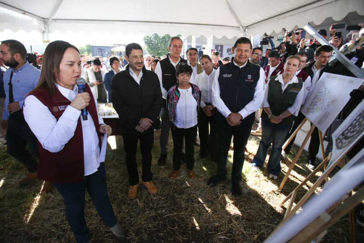 jabnelym's tweet photo. Hoy comenzamos a construir una nueva etapa para el @FOVISSSTEmx . 🧱

Volvemos a construir vivienda social para quienes sirven a México: 100 mil viviendas para 100 mil familias.

Con el impulso de nuestra Presidenta @Claudiashein , comenzamos una nueva historia de bienestar, tranquilidad y porvenir.