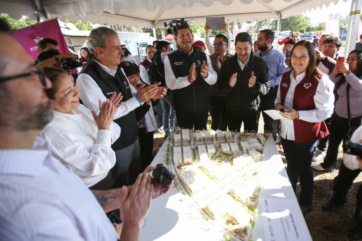 jabnelym's tweet photo. Hoy comenzamos a construir una nueva etapa para el @FOVISSSTEmx . 🧱

Volvemos a construir vivienda social para quienes sirven a México: 100 mil viviendas para 100 mil familias.

Con el impulso de nuestra Presidenta @Claudiashein , comenzamos una nueva historia de bienestar, tranquilidad y porvenir.