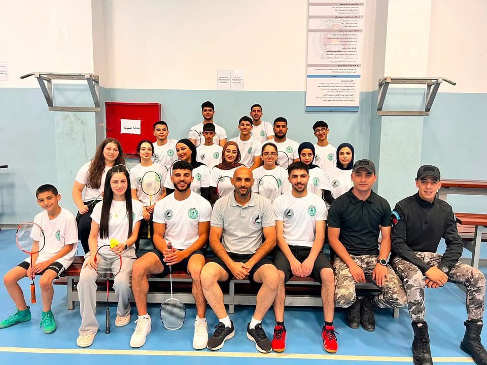 ArabBadminton's tweet photo. ضمن برامج إعداد المنتخبات.. اختتام معسكر المنتخب الفلسطيني للريشة الطائرة

اختتم الاتحاد الفلسطيني للريشة الطائرة، بالتعاون مع اتحاد الشرطة الرياضي، معسكره التدريبي لنخبة لاعبي ولاعبات المنتخب الوطني، بمشاركة 22 لاعبًا ولاعبة من مختلف محافظات فلسطين.

وركز المعسكر على تطوير الجوانب الفنية والبدنية والذهنية، ضمن خطة إعداد المنتخبات الوطنية وتعزيز جاهزيتها للاستحقاقات المقبلة، في إطار جهود الاتحاد المستمرة للارتقاء بمستوى اللعبة وصقل المواهب.