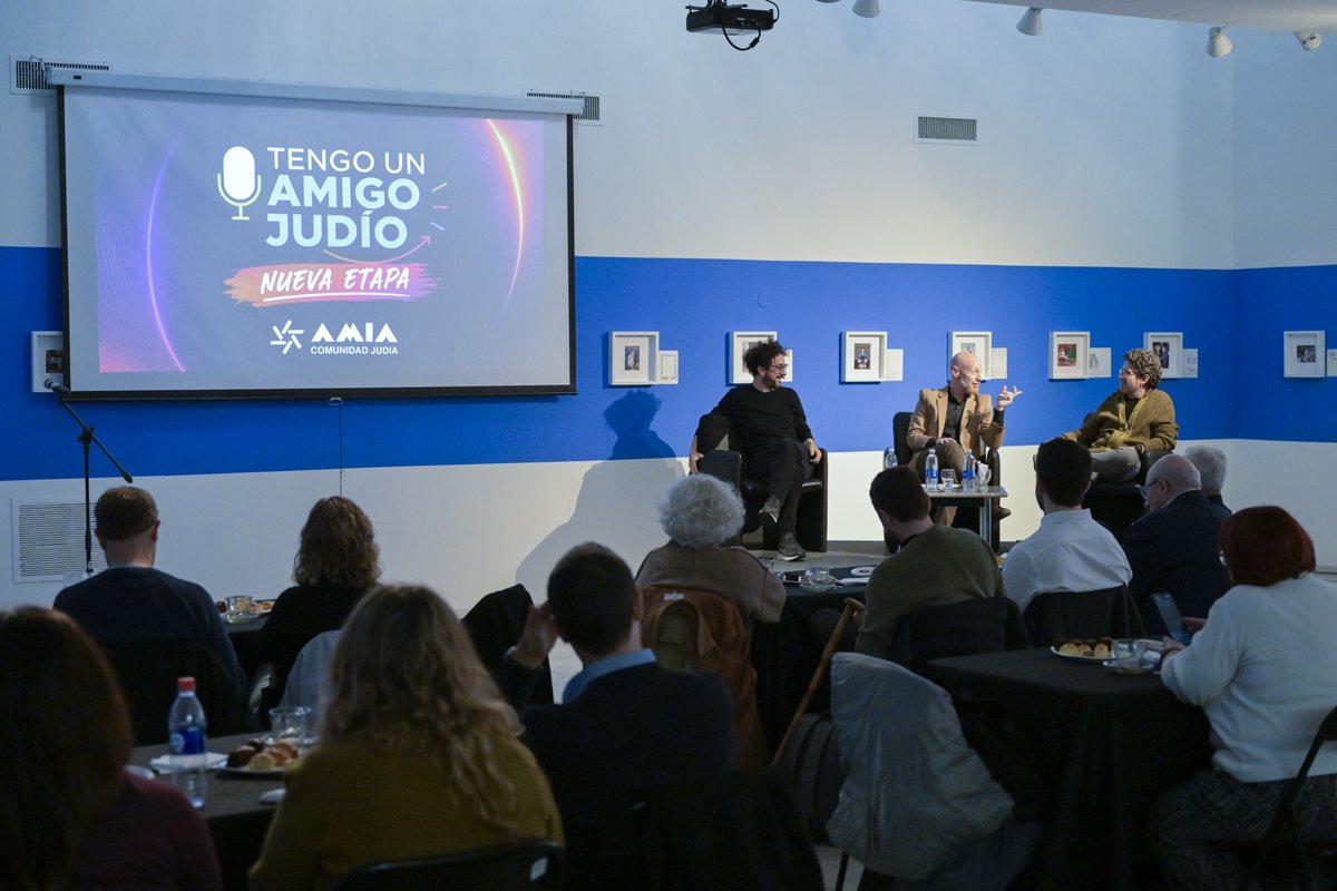 InfoAMIA's tweet photo. Hoy presentamos la Temporada 2 de nuestro podcast "Tengo un amigo judío". 
14 nuevos episodios dedicados al legado de personalidades inolvidables.
Ya se pueden ver y escuchar ingresando acá: https://t.co/e7pMFlUZIH https://t.co/SgVQRDzM1x