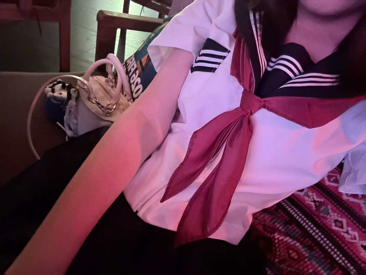 limisaliya's tweet photo. C'mon baby let's fall in love ok.#女高 #高中生 #陶喆 #水手服 https://t.co/yzgnwXmG0K